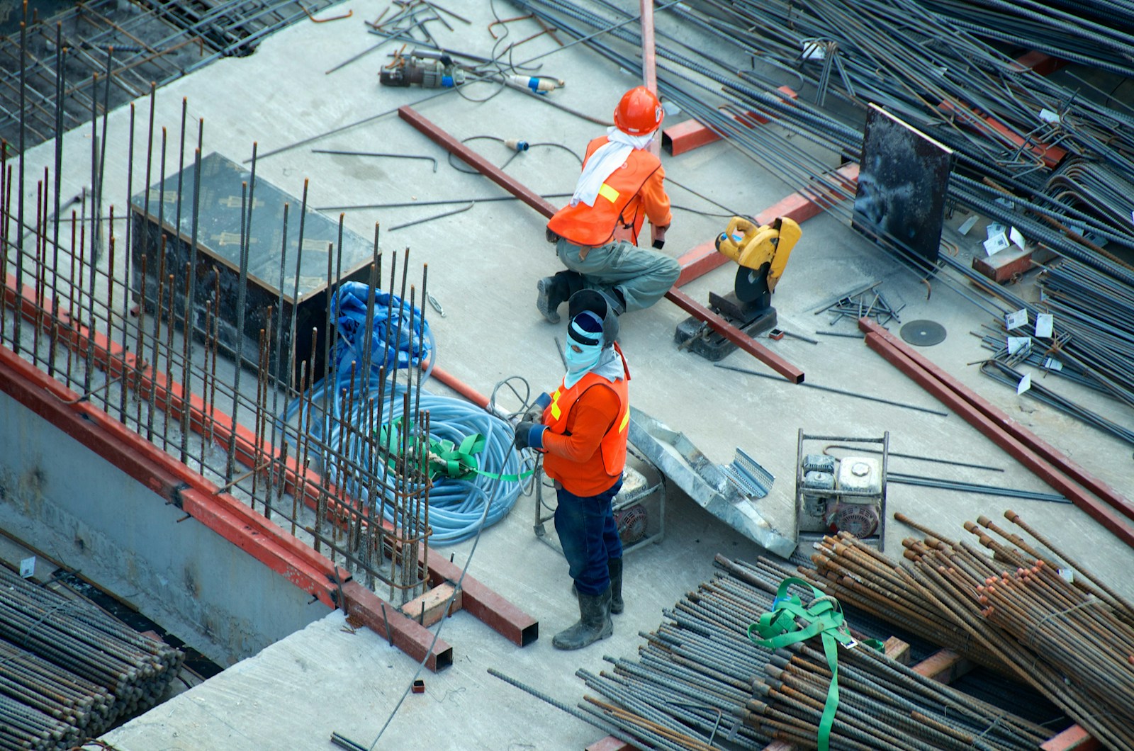 Personas trabajando en una obra